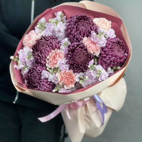 Букет "Софи" из хризантем Бигоуди, диантусов и ароматных маттиол в Домодедово