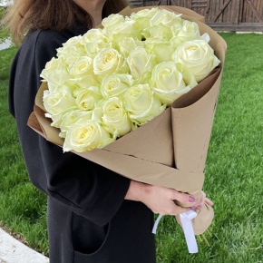 Букет из 25 белых роз в крафте (70 см) в Домодедово
