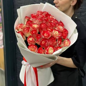 Букет " Клубничный коктейль" из 35 бело-красных роз в Домодедово