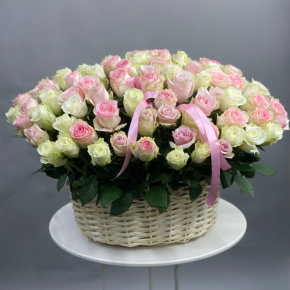 Композиция в корзине из 101 кенийской розы пастельный микс (40 см) в Домодедово
