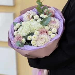 Букет "Динь" из георгин, хризантем сантини, эвкалипта, роз и гортензии в Домодедово