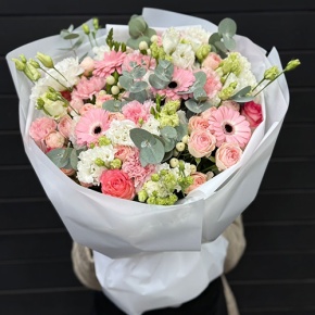 Букет "Ромео" из роз, эвкалипта, гербер, ароматных фрезий, озатамнуса, эустом и диантусов в Домодедово