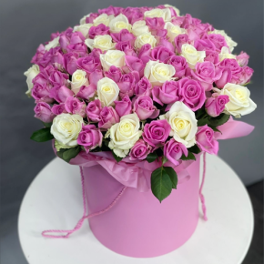 Композиция в шляпной коробке из 151 розы кения микс в Домодедово