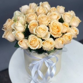Композиция в шляпной коробке из 35 кремовых кенийских роз в Домодедово