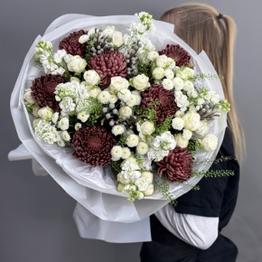 Букет "Шоколадный френч" из кустовых роз, хризантем Бигоуди, брунии, ароматных маттиол и сантини в Домодедово