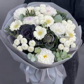 Букет "Белоснежная нежность" из георгин, брассики, хризантем Ньютон, эрингиума и гербер в Домодедово