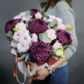 Композиция в шляпной коробке "Наденька" из хризантем Бигоуди, эустом и эвкалипта в Домодедово