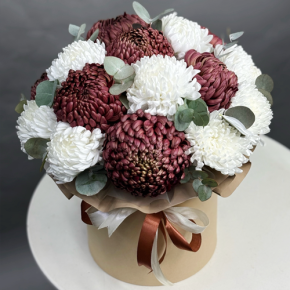 Композиция в шляпной коробке из 19 хризантем в Домодедово