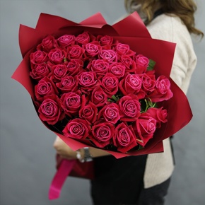 Букет из 35 малиновых роз Шангрила (50 см) в Домодедово