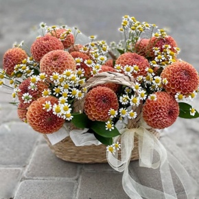 Композиция в сумке "Персиковый чиз" из георгин и ромашек в Домодедово