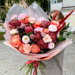 Букет "Каркаде" из хризантем Бигоуди и Момоко, роз Эквадор Кахала, озатамнуса,  эустом, протеи, и диантусов в Домодедово