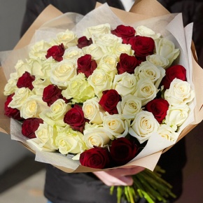 Букет 51 белая и красная роза (50 см) в Домодедово