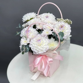 Стильная композиция в сумочке из георгин, хризантем, озатамнуса и эвкалипта в Домодедово