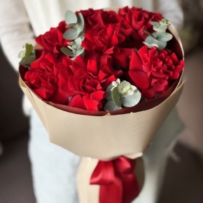 Букет "Красная пантера" из 7 роз Эквадор и эвкалипта в Домодедово