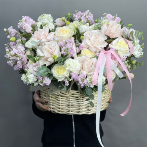 Композиция в корзине из роз Эквадор и ароматных маттиол в Домодедово