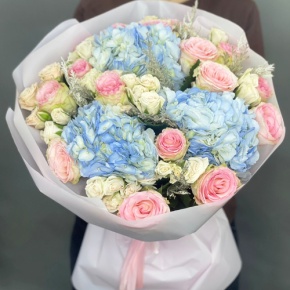 Букет "Легкий ветерок" из роз, конифера и гортензий в Домодедово