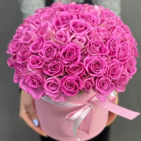 Композиция в шляпной коробке из 71 кенийской розы в Домодедово