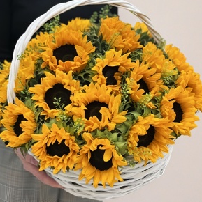 Композиция в корзине из 29 подсолнухов в Домодедово