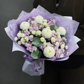 Букет "Ванила" из хризантем сантини, Момоко, эвкалипта и ароматных маттиол в Домодедово