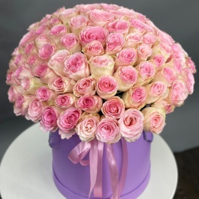 Композиция в шляпной коробке из 151 розы кения в Домодедово