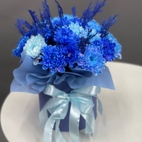 Композиция в шляпной коробке "Магия синего" из хризантем и конифера в Домодедово