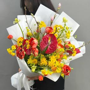 Букет с кустовыми ранункулюсами, антуриумом, тюльпанами и нарциссами в Домодедово