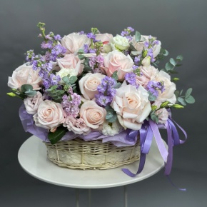 Композиция в корзине из французских роз и ароматных маттиол в Домодедово