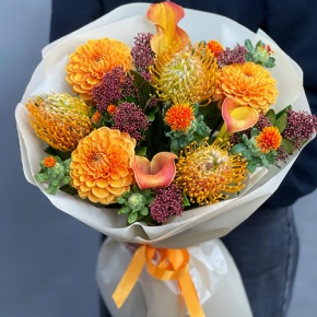 Букет "Пейзажи Левитана" из калл, лейко, георгин, скиммии и занзибара в Домодедово