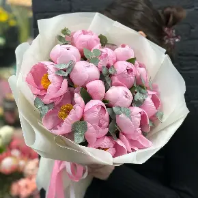 Букет из 15 лососевых пионов с эвкалиптом в Домодедово