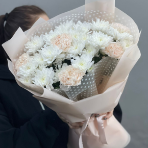 Букет из хризантем и диантусов пудра в Домодедово