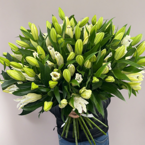 Объемный букет из 27 ароматных белых лилий в Домодедово