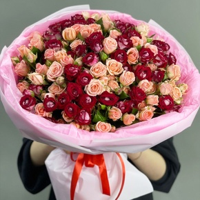 Букет "Рубиновый гранит" из 35 кустовых роз микс (50 см) в Домодедово