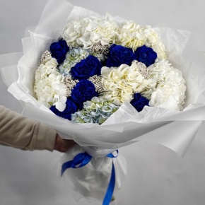 Букет "Моника" из белых гортензий, синих роз Эквадор и озатамнуса в Домодедово