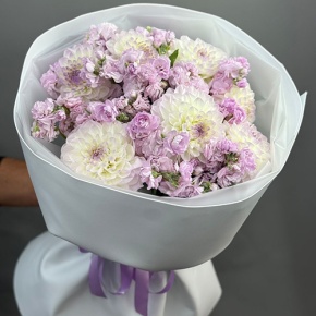 Букет "Чарующий" из георгин и ароматных маттиол в Домодедово