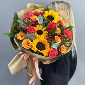 Букет "Ричи" из подсолнухов, альстромерий, гиперикума, роз, скиммии и диантусов в Домодедово