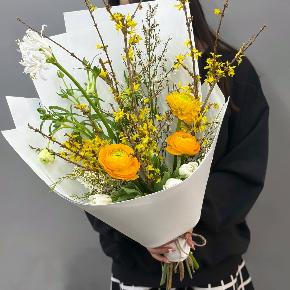Весенний букет с желтыми ранункулюсами и цветущими ветками форзиции в Домодедово