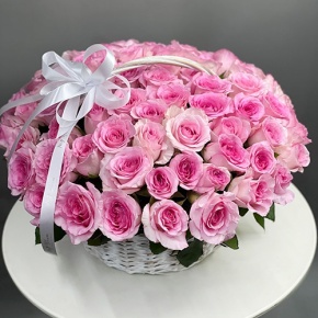 Композиция в корзине из 101 кенийской розы  (40 см) в Домодедово