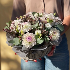 Композиция в корзине "Сюзи" из георгин, эустом и капса в Домодедово