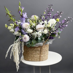 Композиция в сумке "Вдохновение" из дельфиниума, георгин, маттиол, гладиолусов и эустом в Домодедово