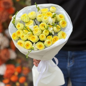 Букет "Всё решено" из лимонных пионовидных кустовых роз и ароматных фрезий в Домодедово
