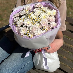 Букет "Нежный взгляд" из кустовых хризантем и ромашек в Домодедово