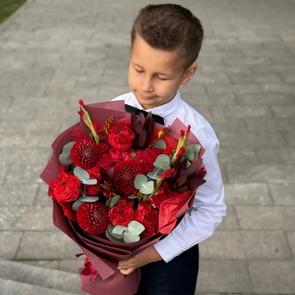 Букет с георгинами, розами и леукадендроном в Домодедово