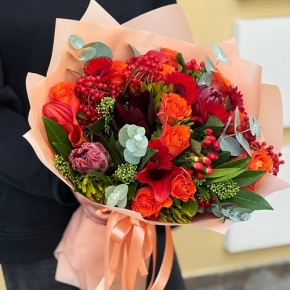 Букет "Красный закат" из калл, роз, калины, скиммии, гиперикума, сафари, гербер и капса в Домодедово