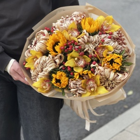 Букет "Биркин" из подсолнухов, орхидей, гиперикума, хризантем Виена в Домодедово