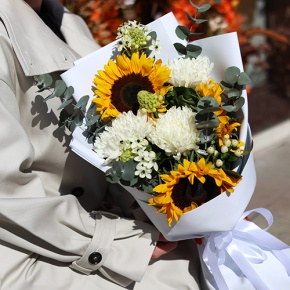 Букет "Солнечный цветочек" из подсолнуха, гиперикума, хризантем и орнитагалума в Домодедово