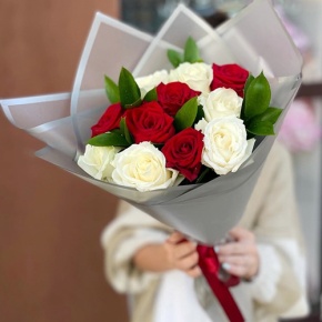 Букет "Лёд и пламя" из 11 роз и рускуса (50 см) в Домодедово