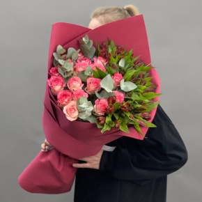 Букет "Тандем" из роз Джумилия и альстромерий в Домодедово