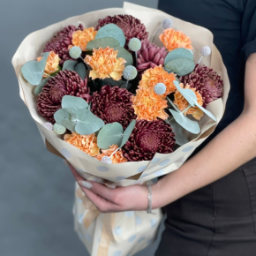 Букет "Персиковый раф" из хризантем Бигоуди, краспедии и диантусов в Домодедово