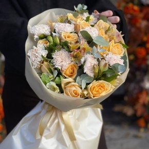 Букет "Пломбирный" из роз Аваланж, диантусов, альстромерий и эвкалипта в Домодедово