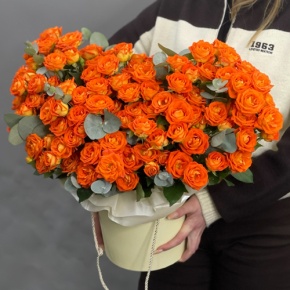 Композиция в шляпной коробке "Закат" из кустовых роз и эвкалипта в Домодедово